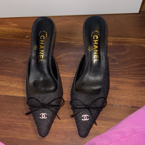 CHANEL Black Kitten Heels with Bow Accent - Picture 1 of 7